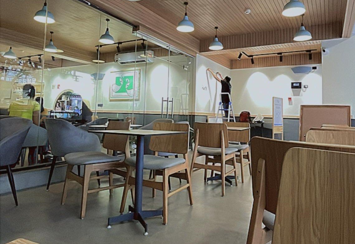 Dual Zone Seating with Work Tables